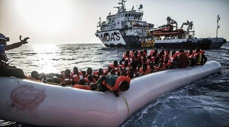 Soccorsi 289 migranti al largo di Crotone Intervento coordinato dalla Guardia Costiera di Reggio Calabria