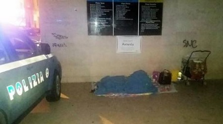 Cosenza, poliziotti pagano albergo a famiglia senza tetto La madre viveva sotto un ponte con tre bambini piccoli