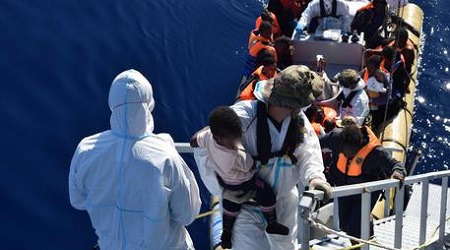 Sbarcati nel porto di Crotone 861 migranti Tra di loro anche una neonata: la madre è morta per emorragia durante il parto