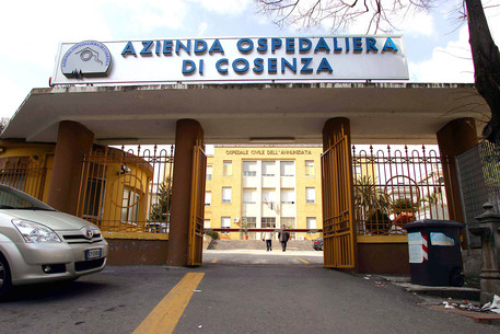 Furto negli uffici dell’Azienda ospedaliera di Cosenza A scoprirlo il personale degli Istituti riuniti di vigilanza. Indagano i carabinieri