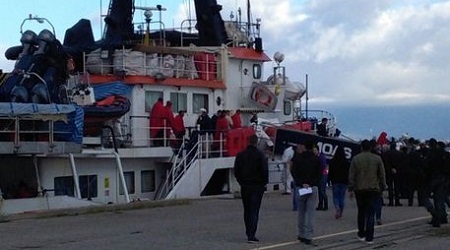 Nave con migranti a Corigliano: a bordo 3 persone morte Numerosi casi di scabbia. I minori non accompagnati sono 61
