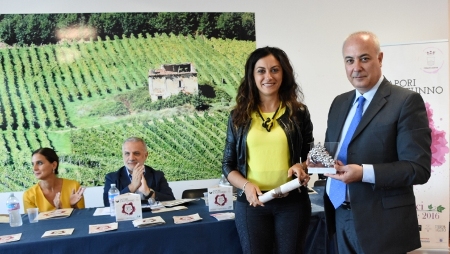 Cosenza, assegnato il Premio Grappolo d’Oro 2016 Insignito il presidente della Camera di Commercio di Cosenza, Klaus Algieri