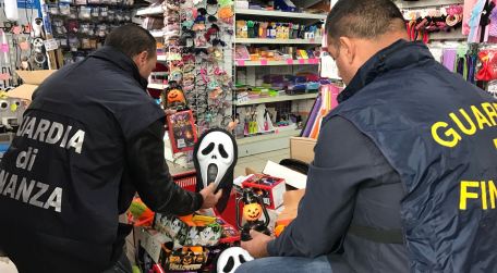 Cosenza, sequestrati maschere ed accessori per festa Halloween Denunciato un soggetto per il reato di contraffazione