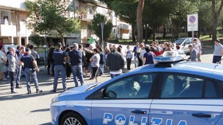 Reggio, protesta nel quartiere Archi contro i migranti Sul posto sono intervenuti il prefetto Michele Di Bari ed il consigliere comunale Antonino Castorina 