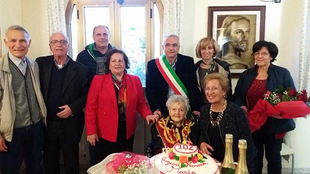 Palmi, la signora Maria ha spento 102 candeline La festa si è svolta presso "Casa Emmaus" del Centro "Presenza". Presente anche il sindaco Barone
