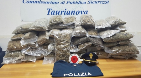 In auto con 50 kg di marijuana, arrestato rosarnese Sorpreso nell’ambito dei controlli straordinari del Focus ‘ndrangheta portati avanti dal Commissariato di polizia di Taurianova