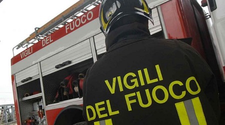 Incendio in appartamento nel Vibonese, nessun ferito I residenti fatti evacuare con l'autoscala dei Vigili del Fuoco