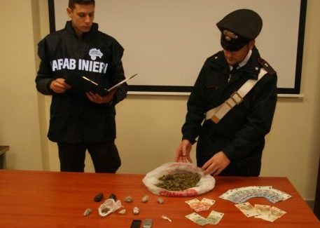 Detenzione di droga ai fini di spaccio, un arresto Il giovane, di Gerace, è stato sorpreso con oltre 25 grammi di marijuana in macchina
