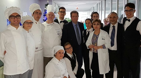 Lamezia, studenti “Einaudi” donano dolci ad ospedale Bellissimo gesto per i degenti del reparto oncologico