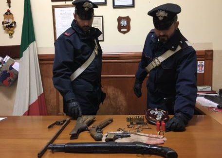 Armi in capanno, arrestati padre e figlio a Rosarno I carabinieri hanno trovato, occultati tra del materiale ferroso, una pistola, un fucile a canne mozze e munizioni