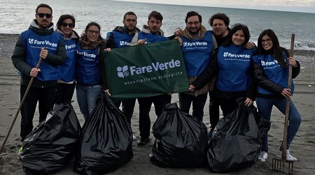 Volontari “Fare Verde” puliscono la spiaggia di Melito Messa in risalto la necessità di ridurre i rifiuti e riciclarli