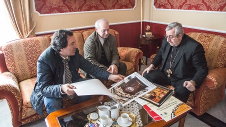 Il sindaco di Umbriatico fa visita al vescovo di Rossano-Cariati Abenante dona a Mons. Satriano il Calendario "Sguardi oltre il Ponte"