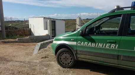 Parcheggio in area vincolata, sequestrato Sigilli a terreno ad Isola Capo Rizzuto, lavori non autorizzati