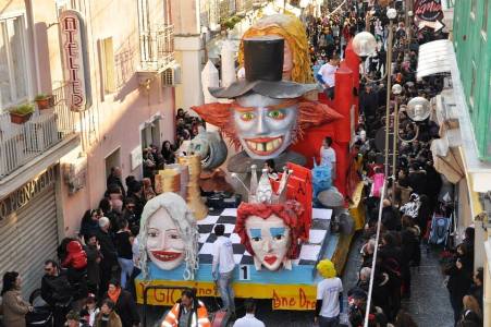 Il tradizionale Carnevale in Calabria Durante questa festa è usanza bruciare il Re Carnevale