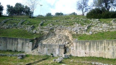 Frana il teatro greco romano di Portigliola Crollata la gradinata