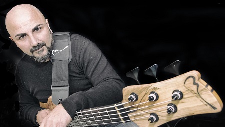 Il bassista calabrese Marino protagonista a Londra Esperienza al Bass Guitar Show Olympia London 