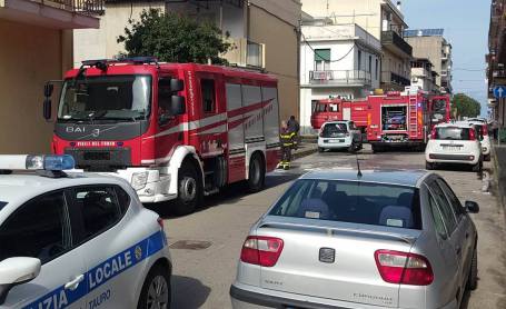 Fuga di gas, scoppia incendio a Gioia Tauro: un ferito La Protezione civile e i Vigili del fuoco salvano l'inquilino che ha riportato gravi ustioni sul corpo
