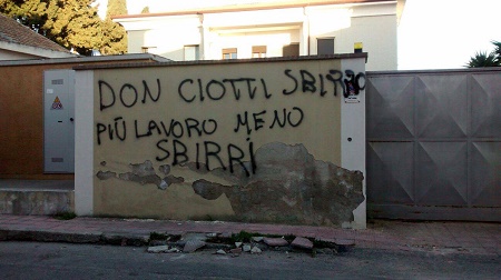 Scritte Locri, sindaco pubblica su Facebook immagine autore In un frame della videosorveglianza si vede una figura maschile tracciare le scritte contro don Ciotti