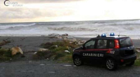 Calabria, donna tenta suicidio lanciandosi in mare La 60enne è stata ritrovata sul bagnasciuga in stato confusionale