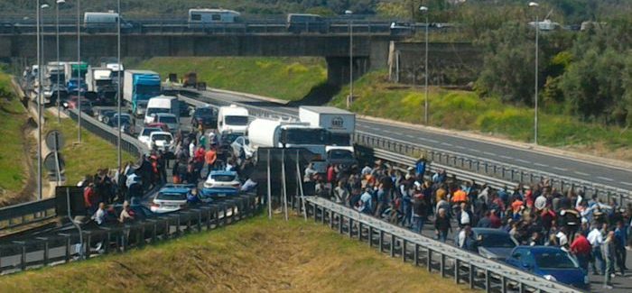 Porto-Gioia Tauro: Delrio chiama, blocco Sa-Rc rimosso Dopo la notizia della convocazione di una riunione al ministero delle Infrastrutture i portuali lasciano l'autostrada. La protesta era stata attuata da circa duecento portuali 