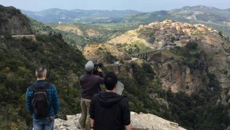 Giapponesi a Umbriatico: «Uno dei borghi più belli d’Italia» La vita nel borgo medioevale diventa un documentario. Abenante: «Hanno voluto raccontare solo la gente comune, non le istituzioni»