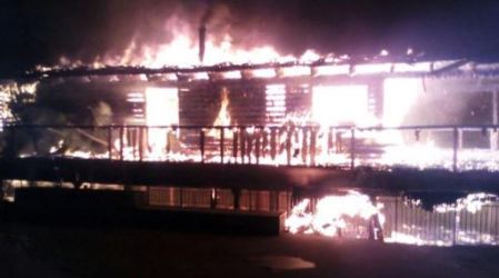 Incendio doloso distrugge stabilimento balneare nel Catanzarese Intervento di tre squadre dei Vigili del Fuoco per domare il rogo. La solidarietà della politica locale