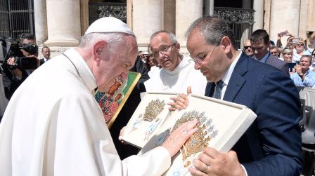 L’orafo Michele Affidato ricevuto da Papa Francesco Il pontefice ha benedetto i diademi realizzati dal maestro crotonese