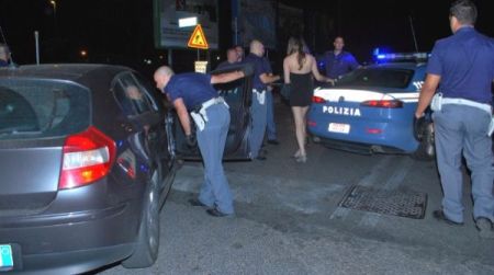 Prostitute insieme a clienti: tutti multati dalla Polizia Sottoposte a sequestro amministrativo anche le automobili di tre uomini