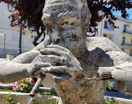 Vandali in azione a Molochio, deturpata fontana “Camillo” | Approdo Calabria