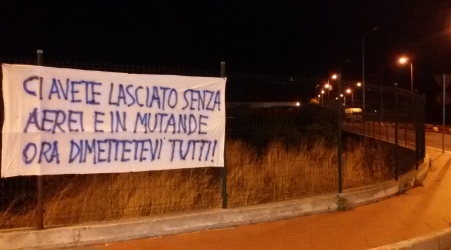 Reggio, striscioni di protesta sulla vicenda aeroporto Azione promossa dal Comitato pro Aeroporto dello Stretto