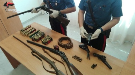 Detenzione illegale armi, Carabinieri arrestano stalker Trovati nella sua abitazione tre fucili, due pistole e centinaia di cartucce. L'uomo era sottoposto a libertà vigilata per comportamenti minacciosi nei confronti di una giovane ragazza