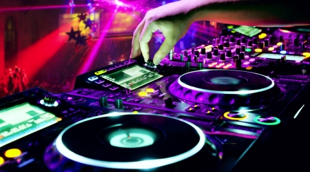 Sequestrata discoteca senza autorizzazioni: una denuncia Sigilli anche all'impianto acustico