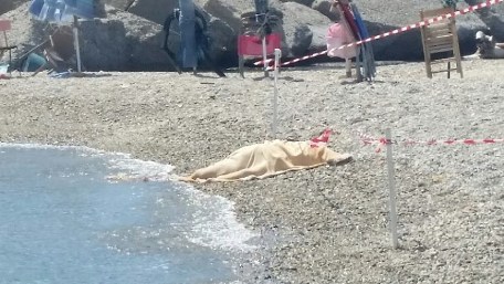 Tragedia a Gallico, donna muore in riva al mare Forse a causa di un attacco cardiaco