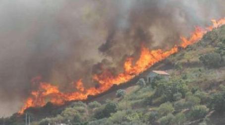 Emergenza incendi Calabria, chiusa l’autostrada A2 Elicotteri in azione in molte zone della Regione