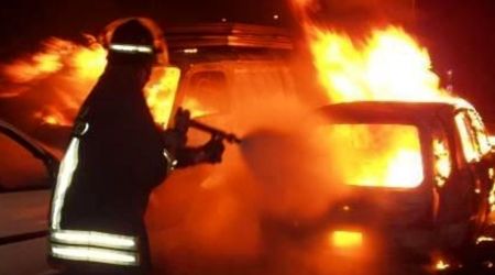 Lamezia, incendiata auto proprietario pizzeria Intervento dei Vigili del Fuoco per spegnere le fiamme