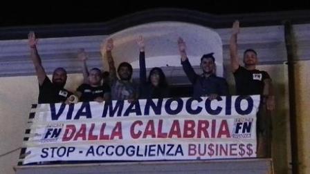 Forza Nuova contro delegato accoglienza Calabria Striscione offensivo nei confronti di Giovanni Manoccio durante un concerto di Povia. Saluto romano dei militanti. Replica di Pirillo