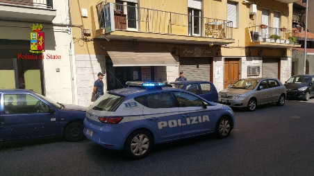 Polizia Reggio sventa rapina in 3 minuti, due arresti Deferite all’Autorità Giudiziaria anche 2 persone per detenzione di sostanza stupefacente