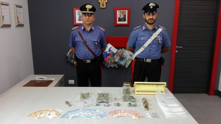 Vede carabinieri e lancia droga dal finestrino: arrestato Sequestrati 240 grammi di marijuana e 1270 euro