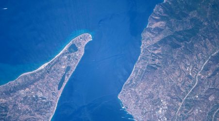 Astronauta Nespoli immortala Stretto Messina dallo spazio L'immagine dedica un pensiero a Scilla e Cariddi