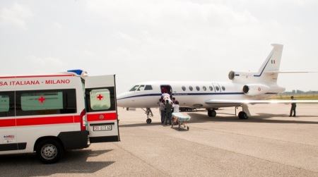 Ragazza 14enne in fin di vita a Brescia con volo speciale La ragazza è stata accompagnata dai genitori e da un’equipe medica per l'assistenza