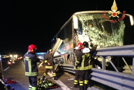 Autobus finisce contro il guardrail, morto l’autista Nessun passeggero a bordo