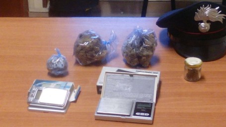Spaccio di droga, un arresto a Reggio Calabria Marijuana ed un bilancino di precisione, all’interno di una busta gialla in mezzo al bucato da lavare
