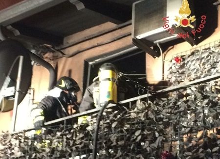 Incendi domati dai Vigili del fuoco a Lamezia Terme In fiamme una vettura e un abitazione