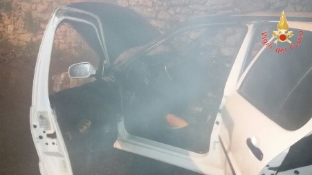 Incendio autovettura, intervento dei Vigili del Fuoco Una donna, accortasi del fumo fuoriuscire dal vano motore, ha immediatamente abbandonato il veicolo