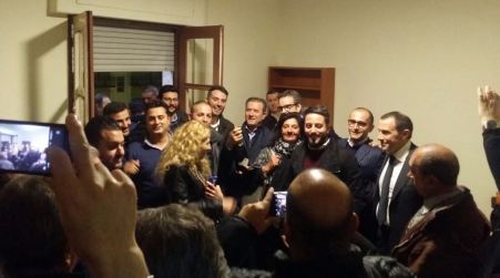Crosia, la gente sta dalla parte dell’esecutivo Russo Bagno di folla per l’inaugurazione della nuova sede cittadina di Forza Italia 