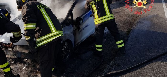 Va a fuoco la Ford Fiesta della PolService A Simari Mare. Sul posto i vigili del fuoco 