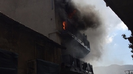 Incendio in abitazione, novantenne salvata dalla Polizia La donna è stata trovata in stato confusionale a causa dell'alta percentuale di monossido di carbonio presente all'interno dell'appartamento