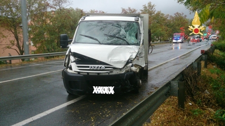 Incidente sulla SS 106 in prossimità di Montepaone Scontro tra un autofurgone ed un camion, un ferito