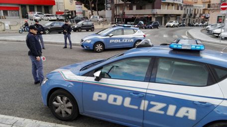 Reggio, Volanti arrestano autore furto su Ponte della libertà una donna mentre si trovava seduta ai tavolini esterni di un bar in zona Santa Caterina era stata derubata della borsa