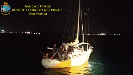 Crotone, soccorso veliero con 56 migranti a bordo Arrestati 3 scafisti di nazionalità ucraina